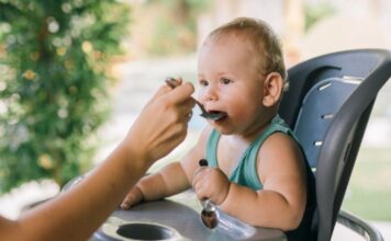 Kako da pronađete stil hranjenja koji odgovara baš vašoj bebi Beba sedi u hranilici dok je majka hrani