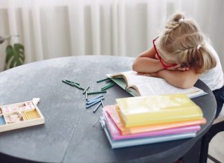 Kada umor i slabija koncentracija kod deteta nisu samo prolazna faza Dete sedi za stolom.