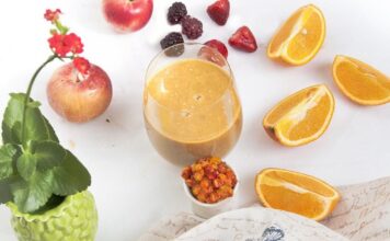 Smuti pored isečenog voća