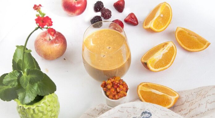 Smuti pored isečenog voća