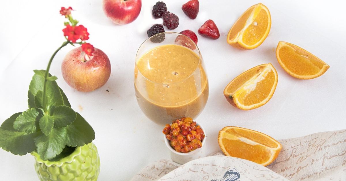 Smuti pored isečenog voća