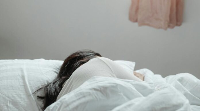 Kako prostor utiče na kvalitet sna i regeneraciju mišića? Devojka spava u krevetu ispod prozora