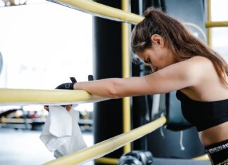 Devojka naslonjena na ring