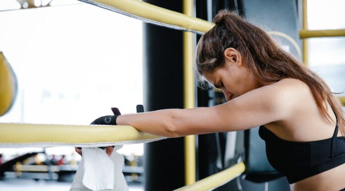 Zašto je važno napraviti pauzu od rutine da biste ostali dosledni treninzima Devojka naslonjena na ring