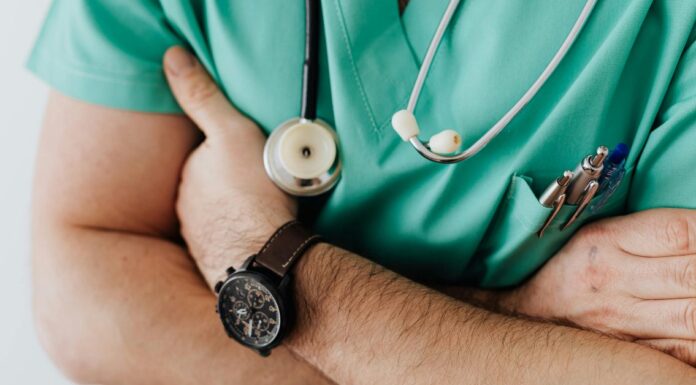 Zašto je važan redovan ginekološki pregled i šta on može otkriti? Doktor u uniformi.