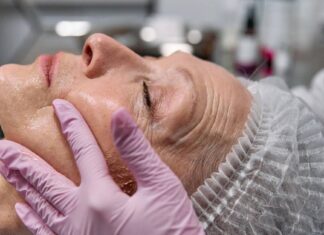 Starija žena ima estetski zahvat u ordinaciji