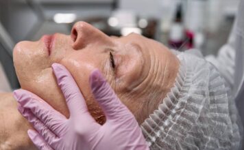 Starija žena ima estetski zahvat u ordinaciji