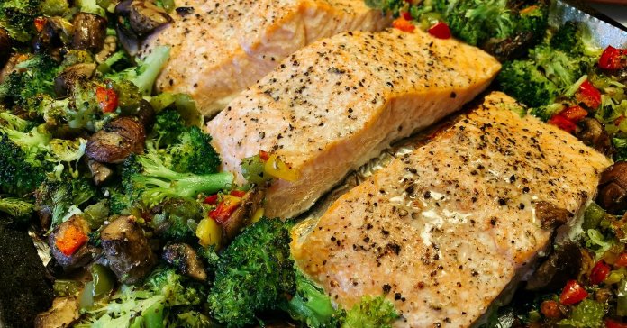 Tri fileta lososa sa naseckanim povrćem i brokolijem.