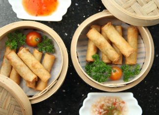 Prolećne rolnice u posudi od bambusa