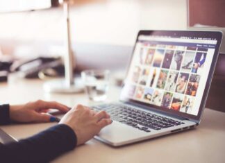 Osoba kuca na laptopu
