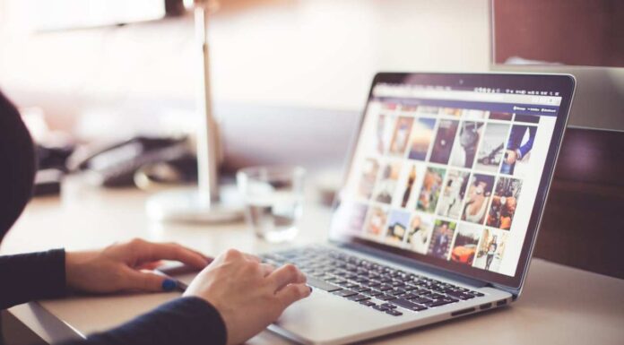 Kako da prepoznamo kvalitet u vremenu brzih sadržaja? Osoba kuca na laptopu