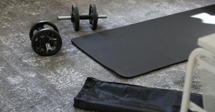 mat za vežbanje sa tegovima na podu