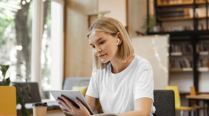 Kako izgraditi savršenu trening rutinu za početnike Devojka uči.