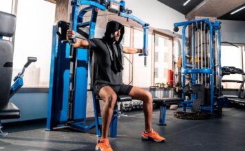 Muškarac trenira u teretani