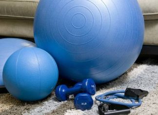 Plava lopta za pilates i sprave za vežbanje
