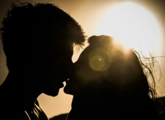 Kada ljubav postane rutina, saveti za vraćanje strasti u vezu Muškarac ljubi ženu iza njih zalazak sunca.