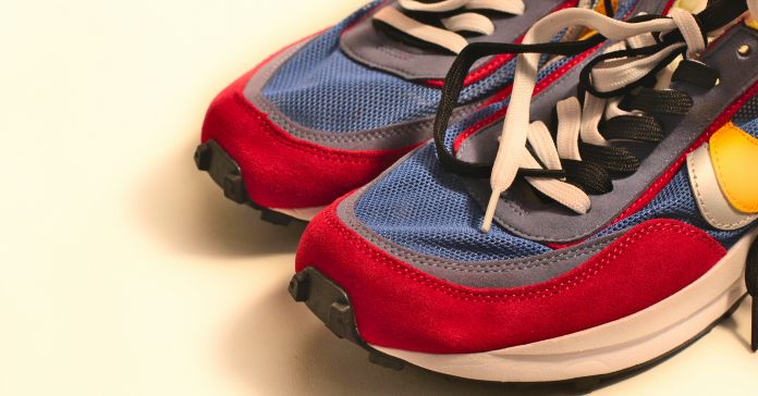 Par šarenih patika sa crvenim prednjim delom, plavom mrežom i crno-belim pertlama