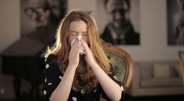 Kako da se rešite prašine u kući i smanjite alergije? Devojka sedi u fotelji i kija