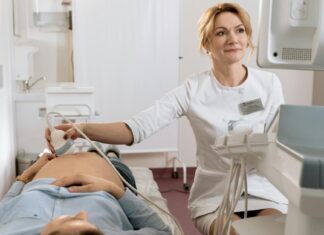 Trudnica na ultrazvučnom pregledu kod lekara.