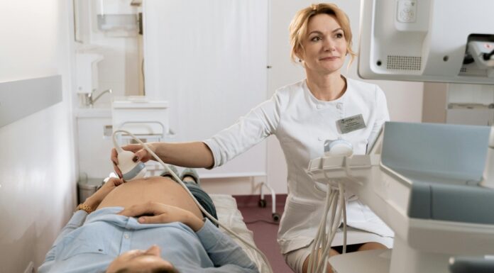 Kako medicina 21. veka menja pristup ženskom zdravlju Trudnica na ultrazvučnom pregledu kod lekara.