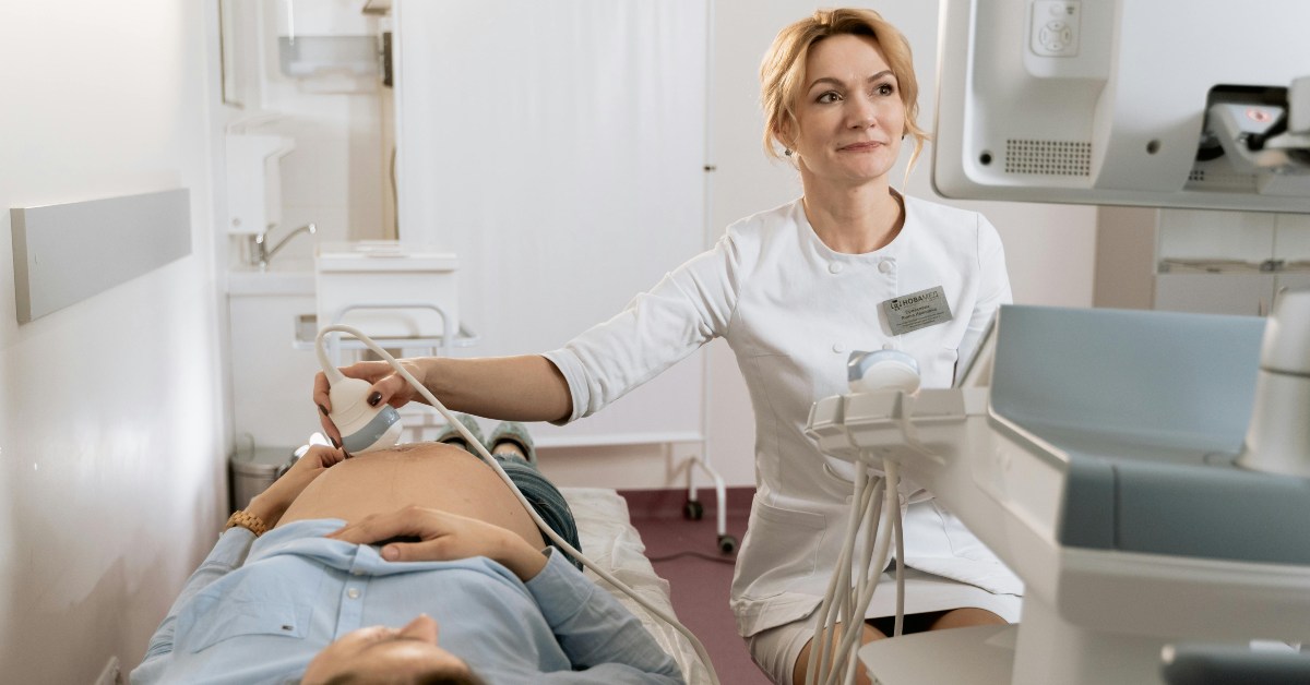 pregled-trudnica-lekar Trudnica na ultrazvučnom pregledu kod lekara.