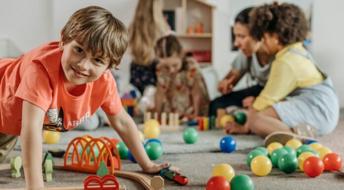 Kako obezbediti sigurno okruženje za dete kada su škola i vrtić u pitanju? Deca se igraju na podu