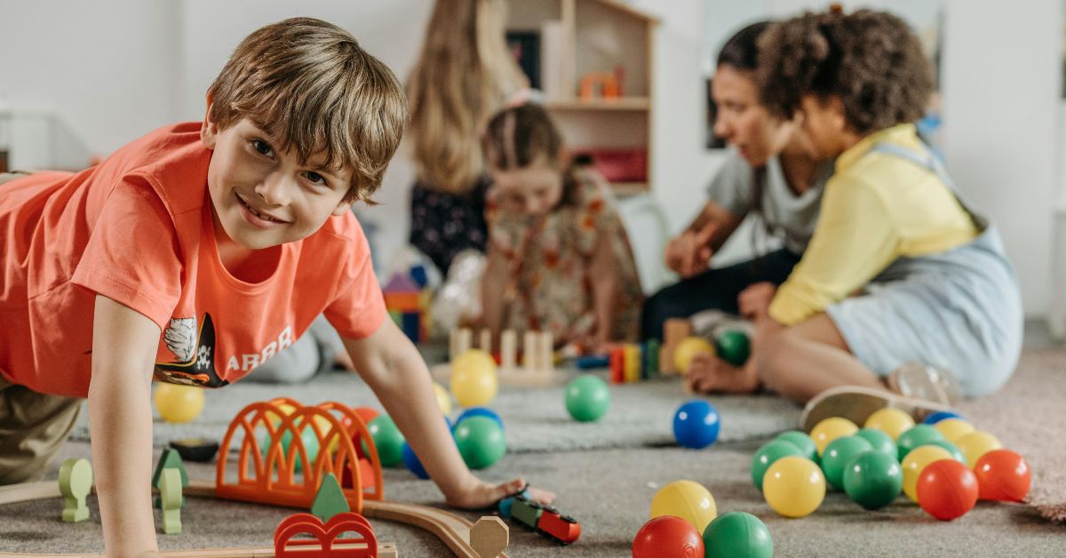 sigurno-okruzenje-za decu Deca se igraju na podu