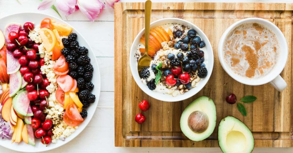 Voćne kaše na stolu.