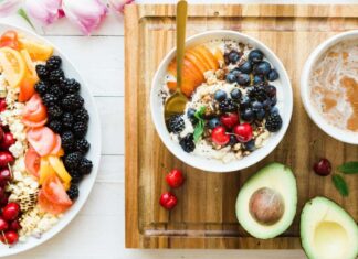 Kako ojačati imunitet prirodnim putem Voćne kaše na stolu.