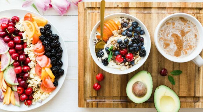 Kako ojačati imunitet prirodnim putem Voćne kaše na stolu.