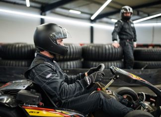Kako ostati aktivan i kada vam klasičan trening dosadi? Vozač u kartingu sa crnom kacigom sedi u gokartu spreman za vožnju