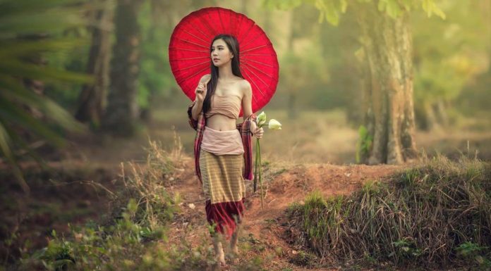 Žena iz Azije šeta šumom